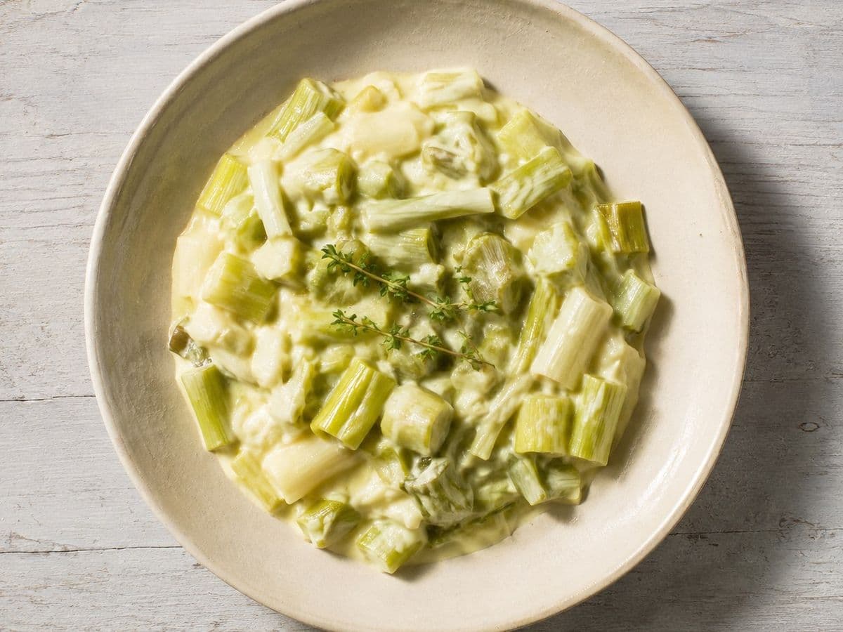 Creamed leeks, plated as one serving.