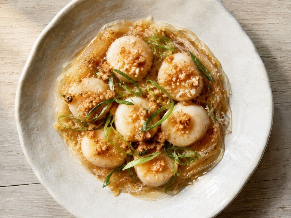 Steamed Scallops with Garlic, plated as one serving.
