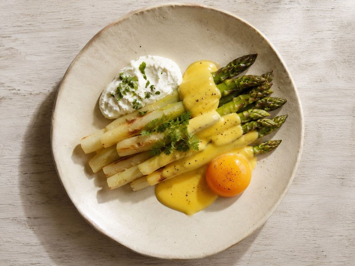 Spargel mit Sauce Hollandaise, plated as one serving.