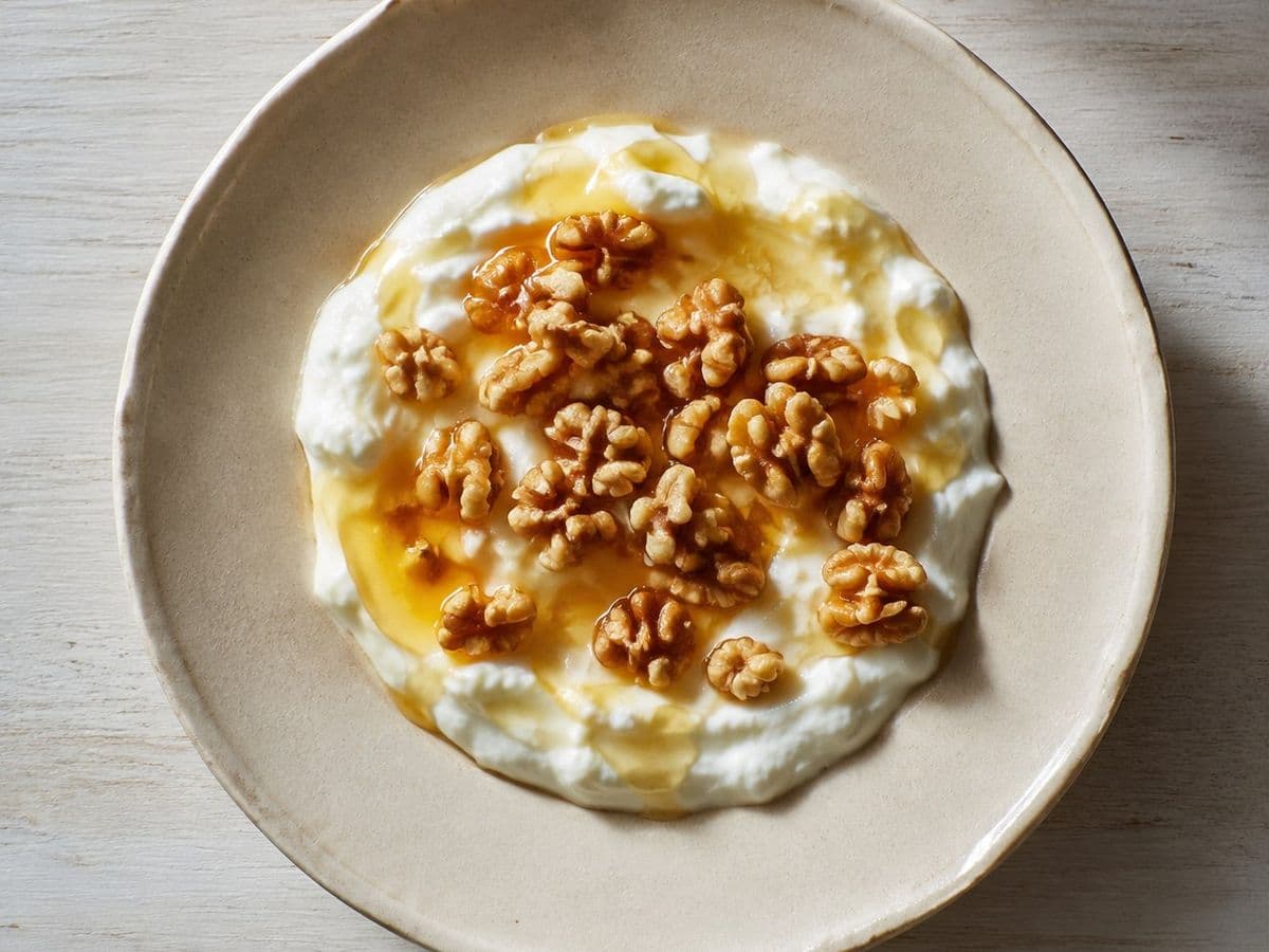 Yiaourti me Meli, plated as one serving.