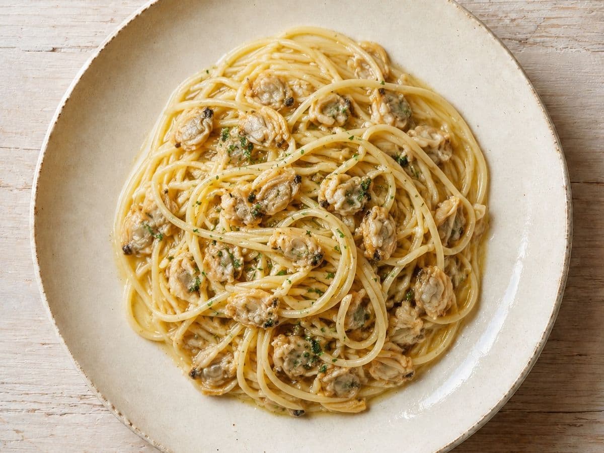 Spaghetti alle Vongole, plated as one serving.