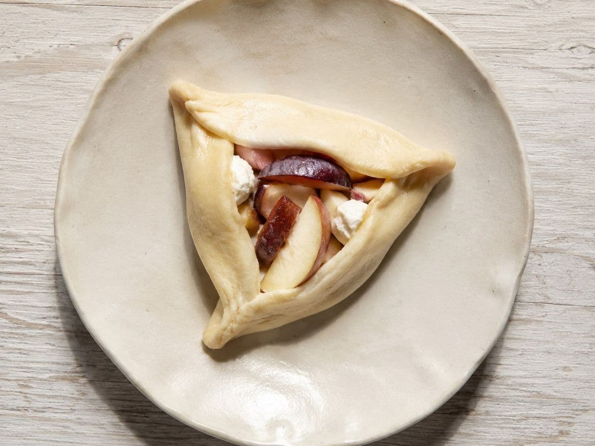 Hamantaschen, plated as one serving.