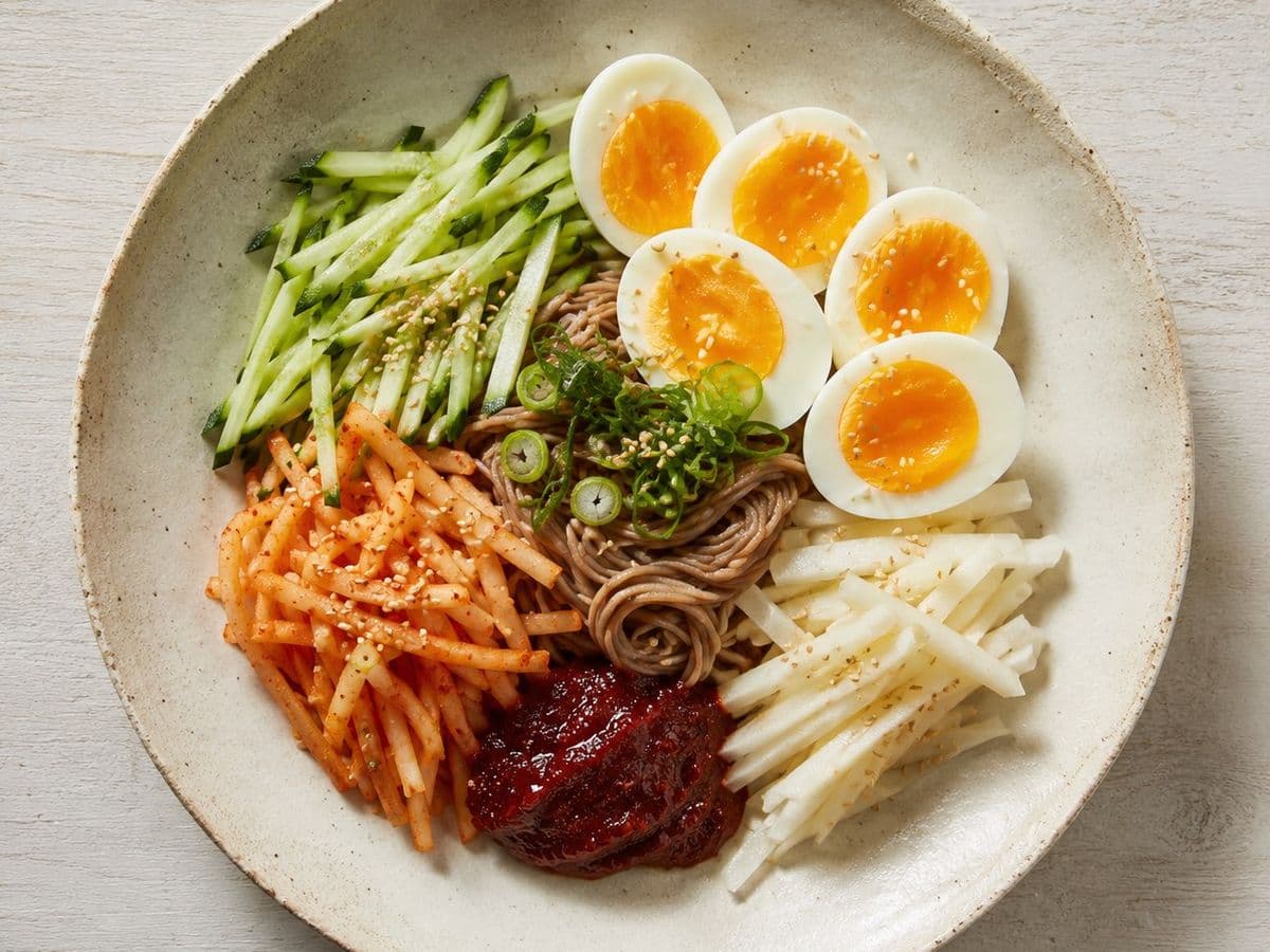 Makguksu, plated as one serving.