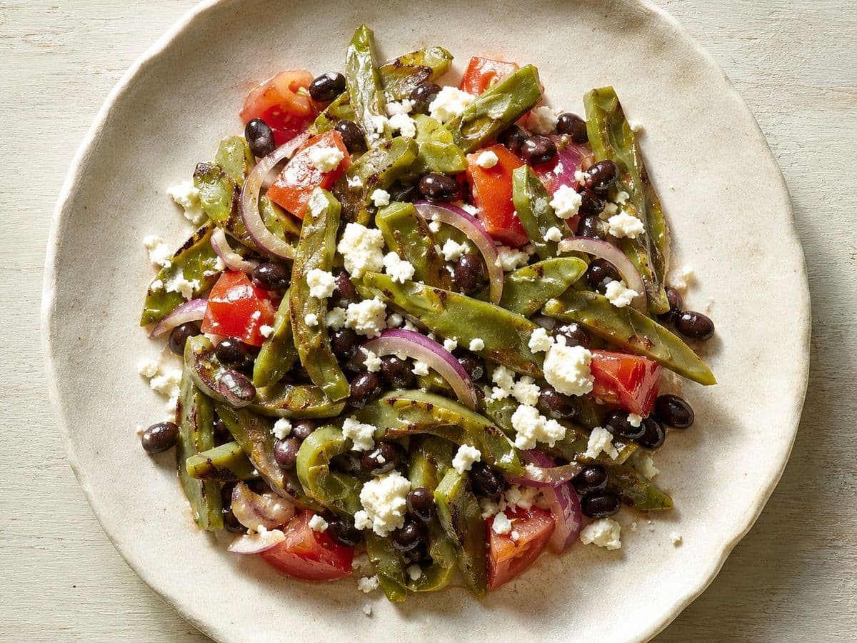 Ensalada de Nopales, plated as one serving.
