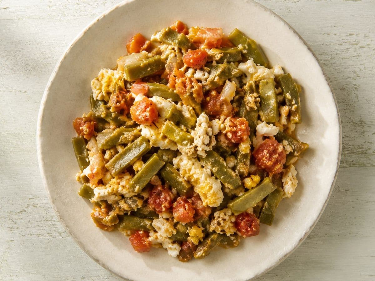 Nopalitos con Huevo, plated as one serving.