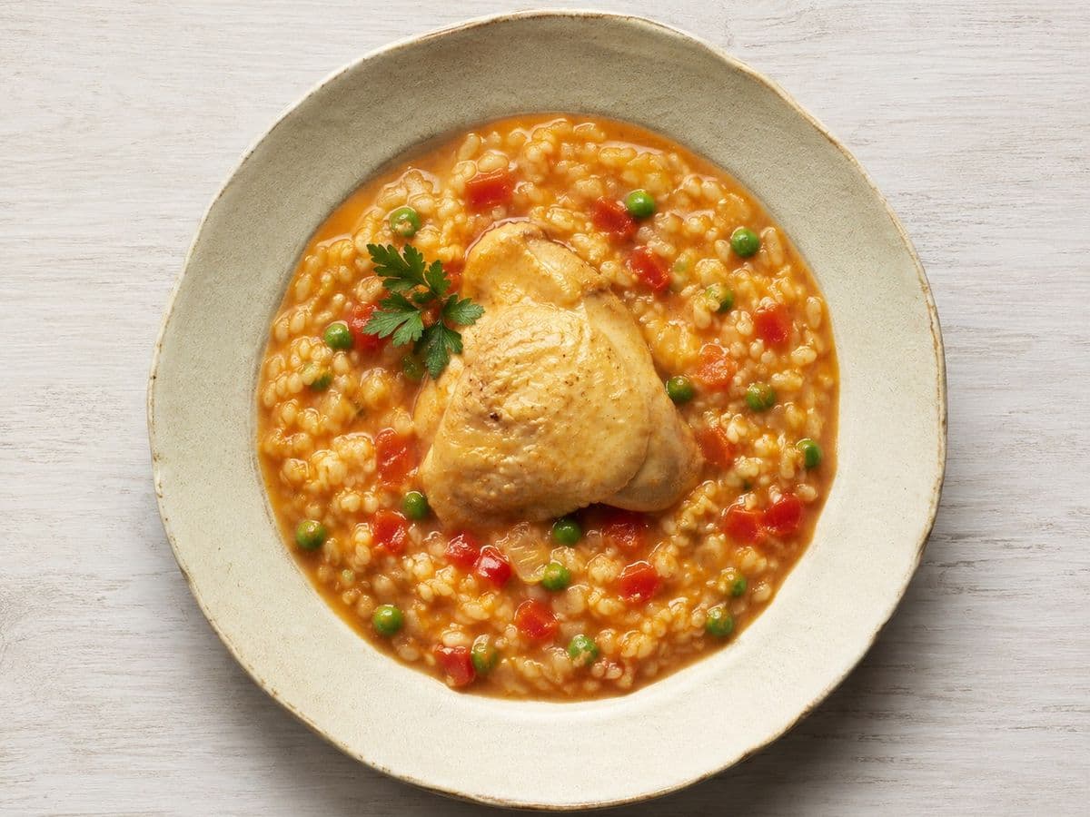 Arroz Caldoso con Pollo, plated as one serving.