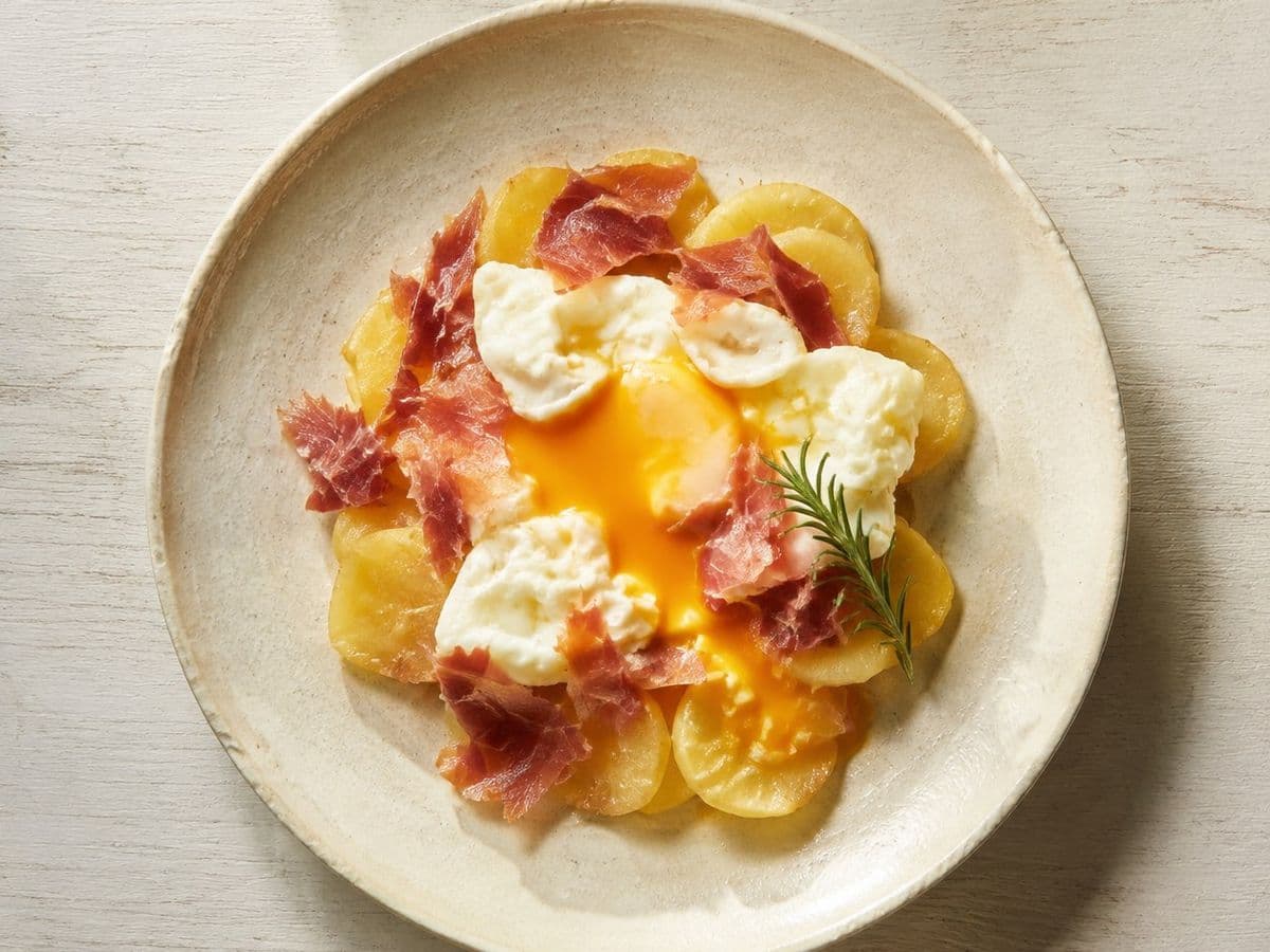 Huevos Rotos, plated as one serving.