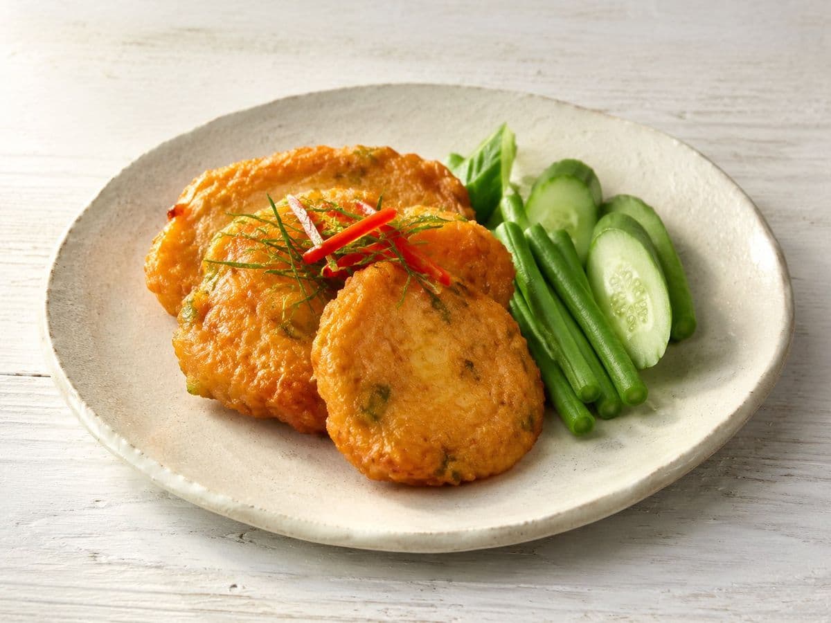 Tod Mun Pla (Fish Cakes), plated as one serving.